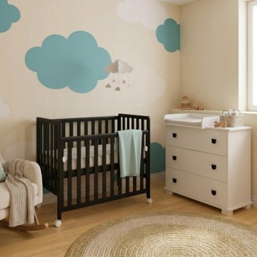 Fekete színű babaöböl modern babaszobában, felhős tapétával