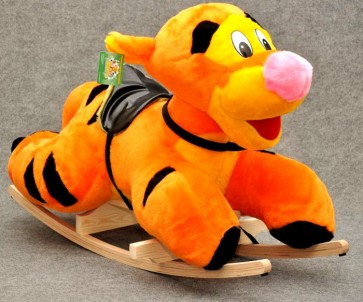 Hintázó tigris, hintaló helyett óriási plüss játék (
